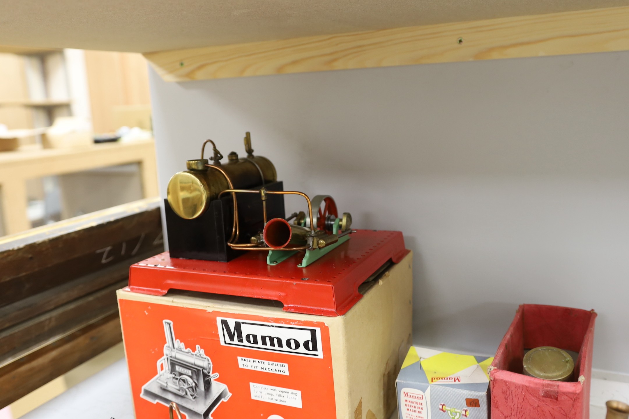 A boxed Mamod twin cylinder stationary engine, and a group of other similar stationary engines and accessories